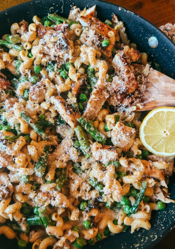 Creamy Spring Pasta with Banza Cavatappi, Grilled Chicken & Veggies